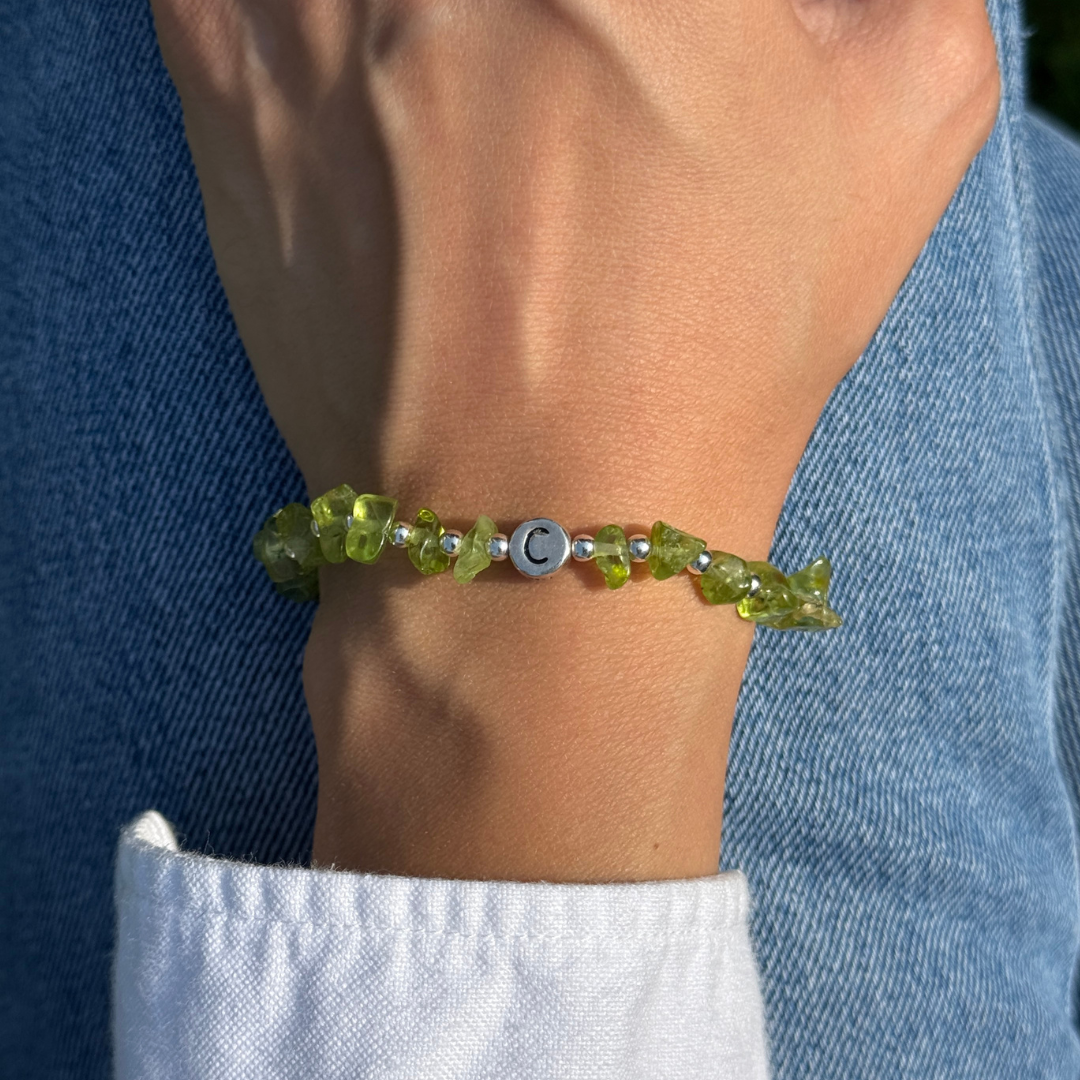 armband mit peridot und silber buchstabenperlen