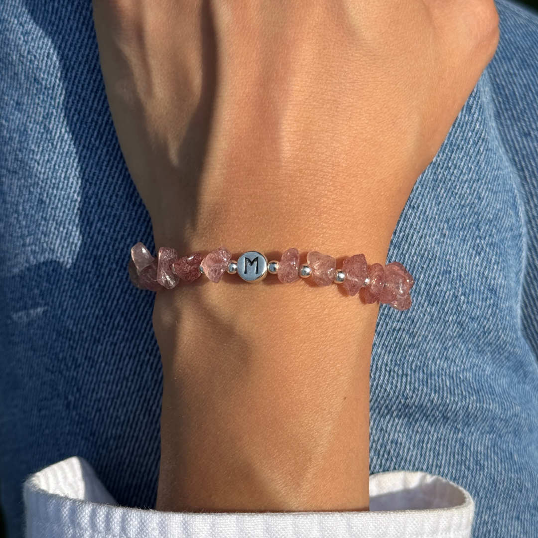 Armband mit erdbeerquarz und silber buchstabenperlen