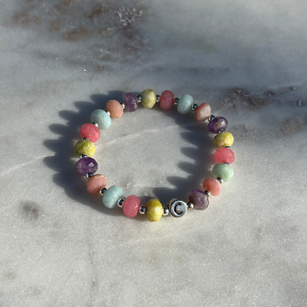 jade & friends armband mit jade, amethyst, rhodochrosit und silber buchstabenperlen