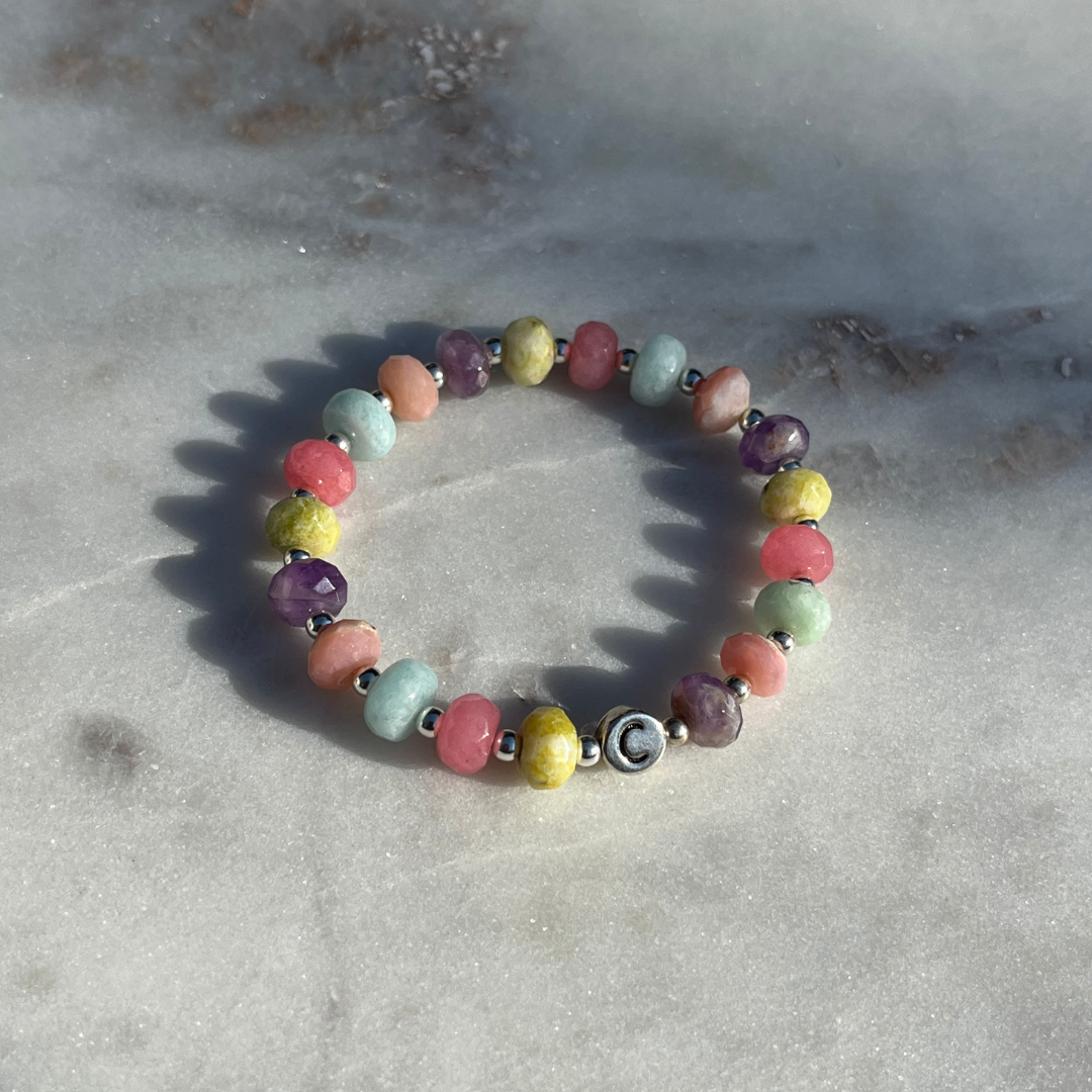 jade & friends armband mit jade, amethyst, rhodochrosit und silber buchstabenperlen