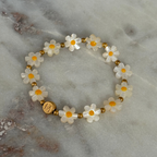 Armband mit Gänseblümchen-Perlen aus Perlmutt, personalisiert, Buchstabenperlen, goldfarbener Edelstahl