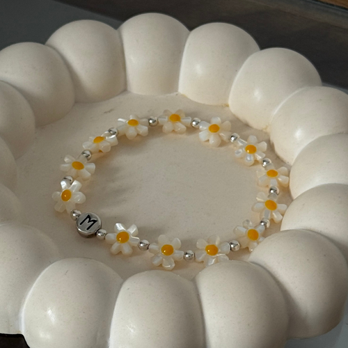 Armband mit Gänseblümchen-Perlen aus Perlmutt, personalisiert, Buchstabenperlen, 925 Silber