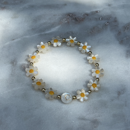 Daisy Armband mit Perlmutt-Buchstaben