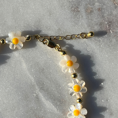 Daisy bracelet with mother of pearl letters and clasp