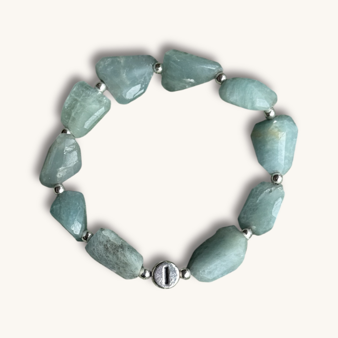 amrband mit grünen aquamarin edelsteinen und buchstabenperlen in silber