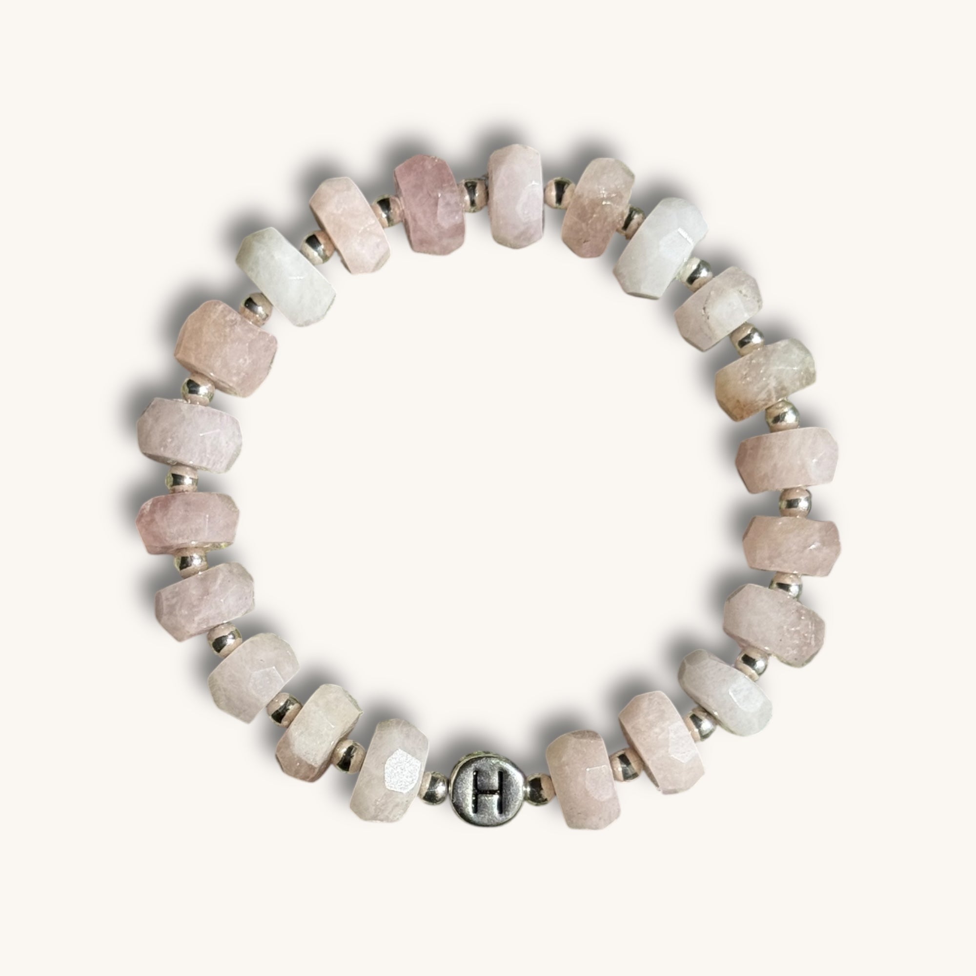 morganit stretch armband mit silber buchstabenperlen
