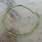 Perlenkette in Grün mit Süßwasserperlen, personalisisert, Buchstabenperlen, goldfarbener Edelstahl