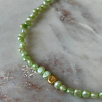 Perlenkette in Grün mit Süßwasserperlen, personalisisert, Buchstabenperlen, goldfarbener Edelstahl