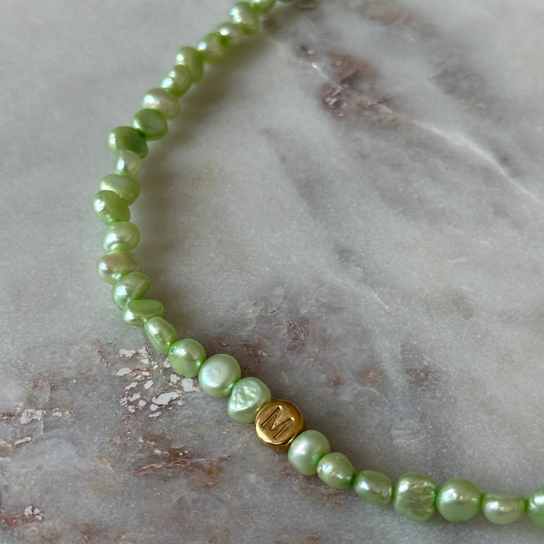 Perlenkette in Grün mit Süßwasserperlen, personalisisert, Buchstabenperlen, goldfarbener Edelstahl