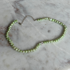 Perlenkette mit Süßwasserperlen in Grün, personalisiert, Buchstabenperlen, 925 Silber