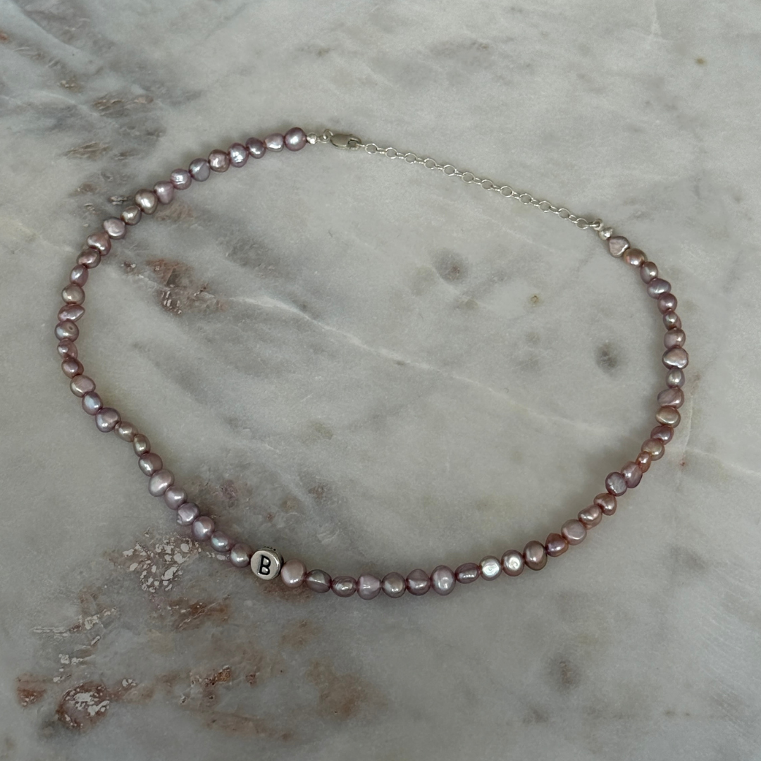 Perlenkette mit Süßwasserperlenin Rosa, personalisiert, Buchstabenperlen, goldfarbener Edelstahl