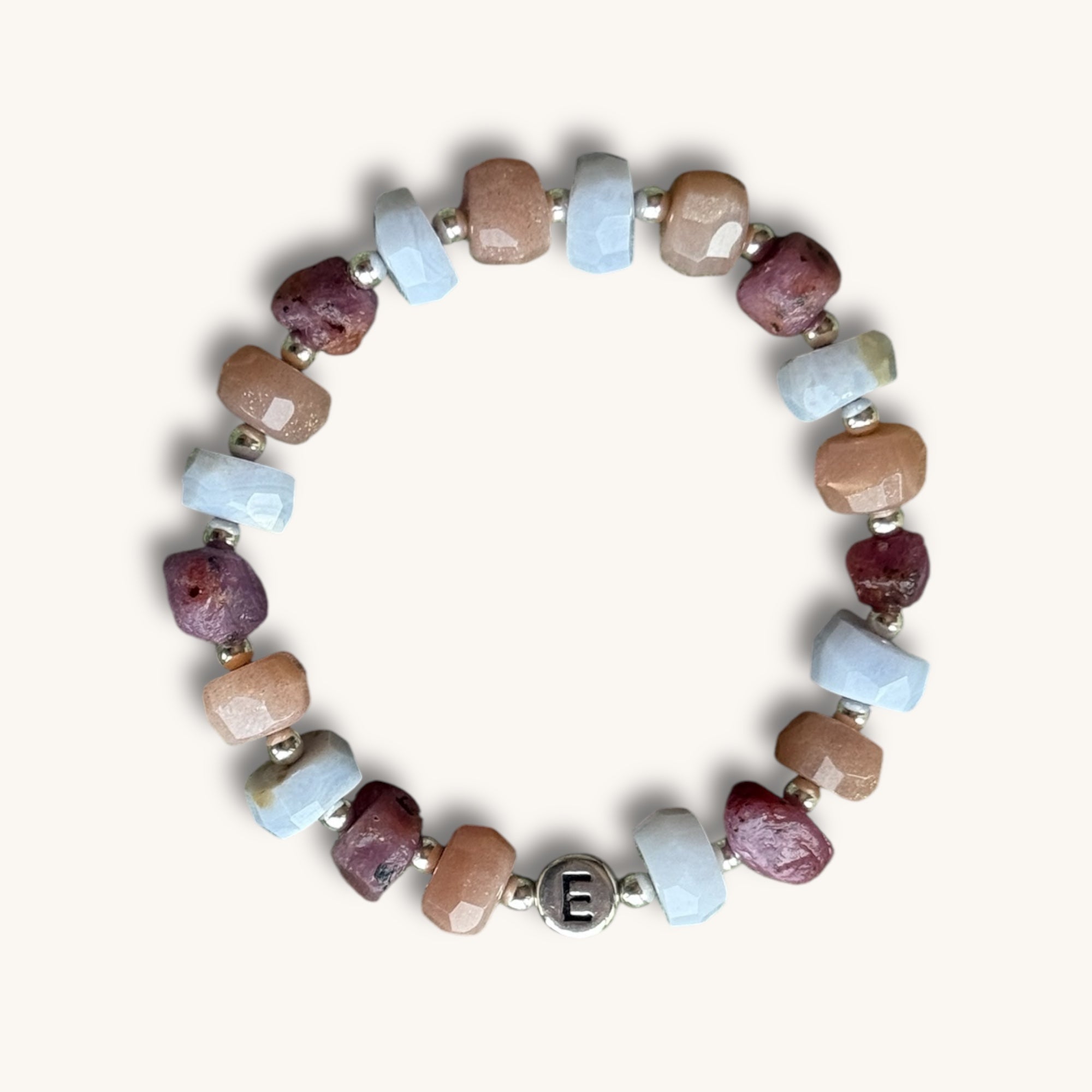 rubin achat und mondstein stretch armband mit silber buchstabenperlen