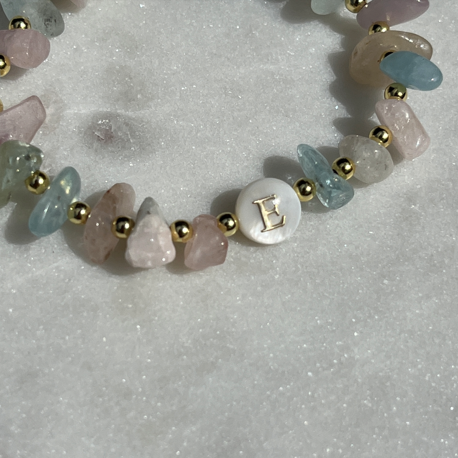 Morganit & Aquamarin Stretcharmband mit Perlmutt-Buchstaben