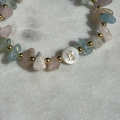 Morganit & Aquamarin Stretcharmband mit Perlmutt-Buchstaben