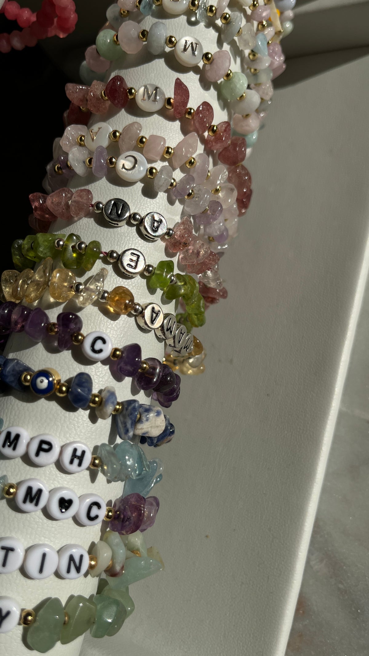 Personalisierte Edelsteinarmbänder mit verschiedenen Buchstaben und Initialen