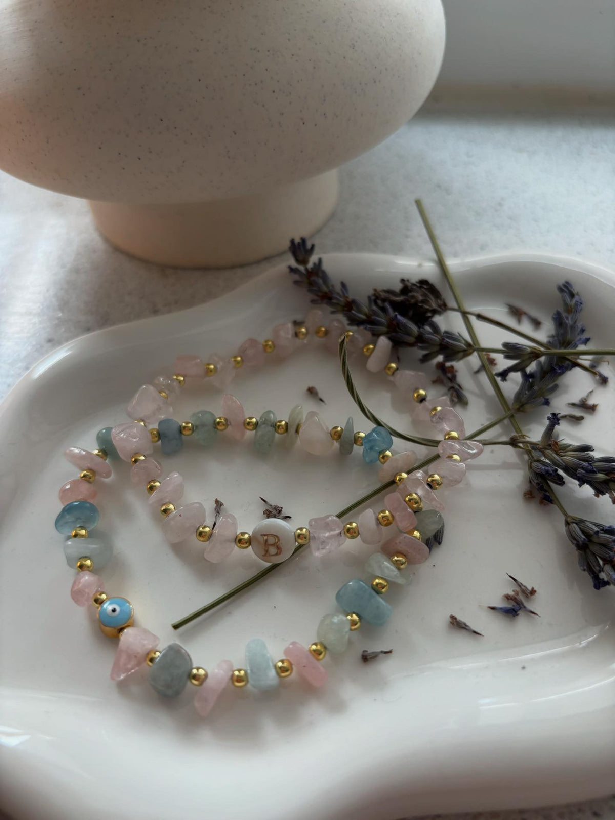 Zwei selbst gestaltete Armbänder aus Edelsteinen und goldfarbenen Perlen als Schmuckworkshop-Inspiration